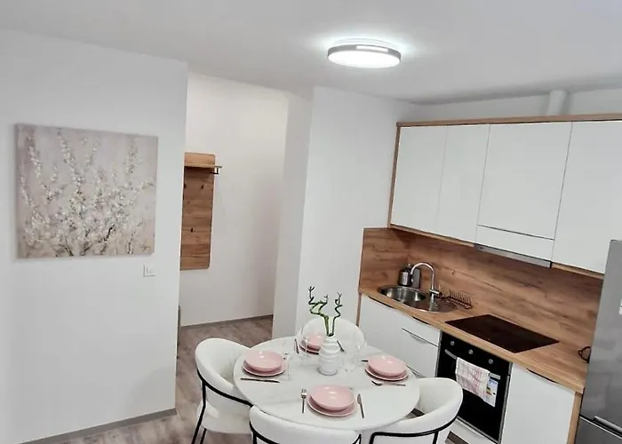 Cute W Free Parking *